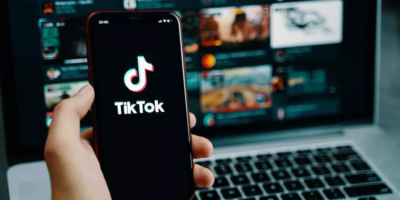Quase 60% dos vídeos mostrados pelo TikTok a novos utilizadores e crianças são “AI slop”